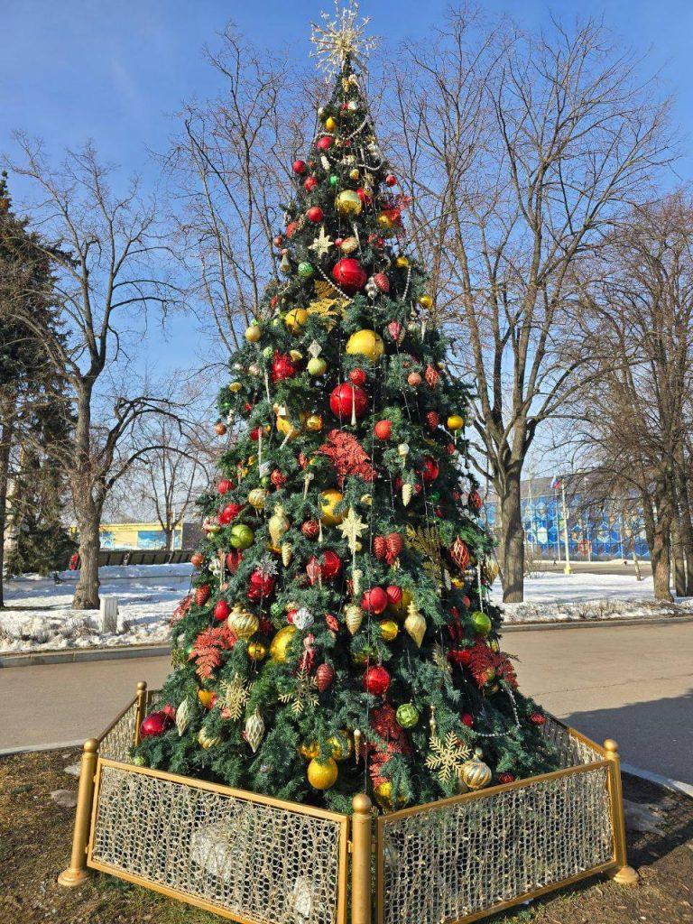 Москвичи в шоке: новогодние гирлянды висят уже полгода