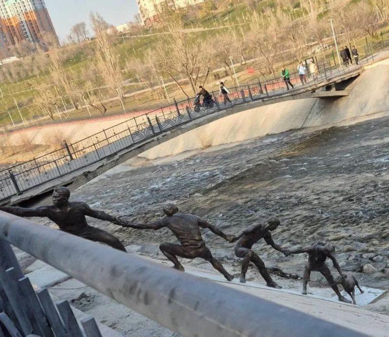 Памятник доброте в Алматы: история спасения собаки