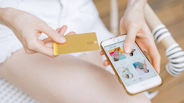 Почему россияне покупают одежду за границей?