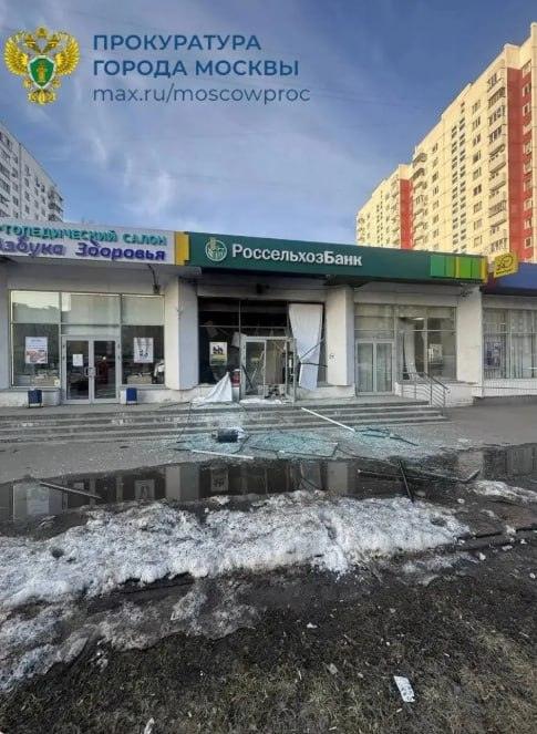 Подросток поджег банкомат в Москве: кто стоит за этим?