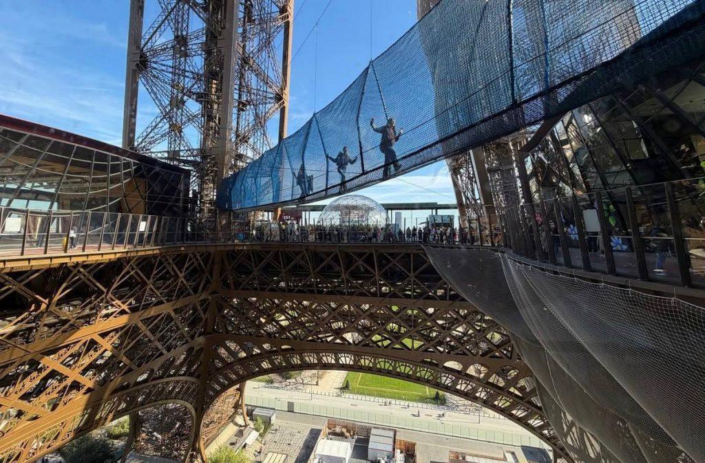 Подвесной мост на Эйфелевой башне: экстремальный аттракцион