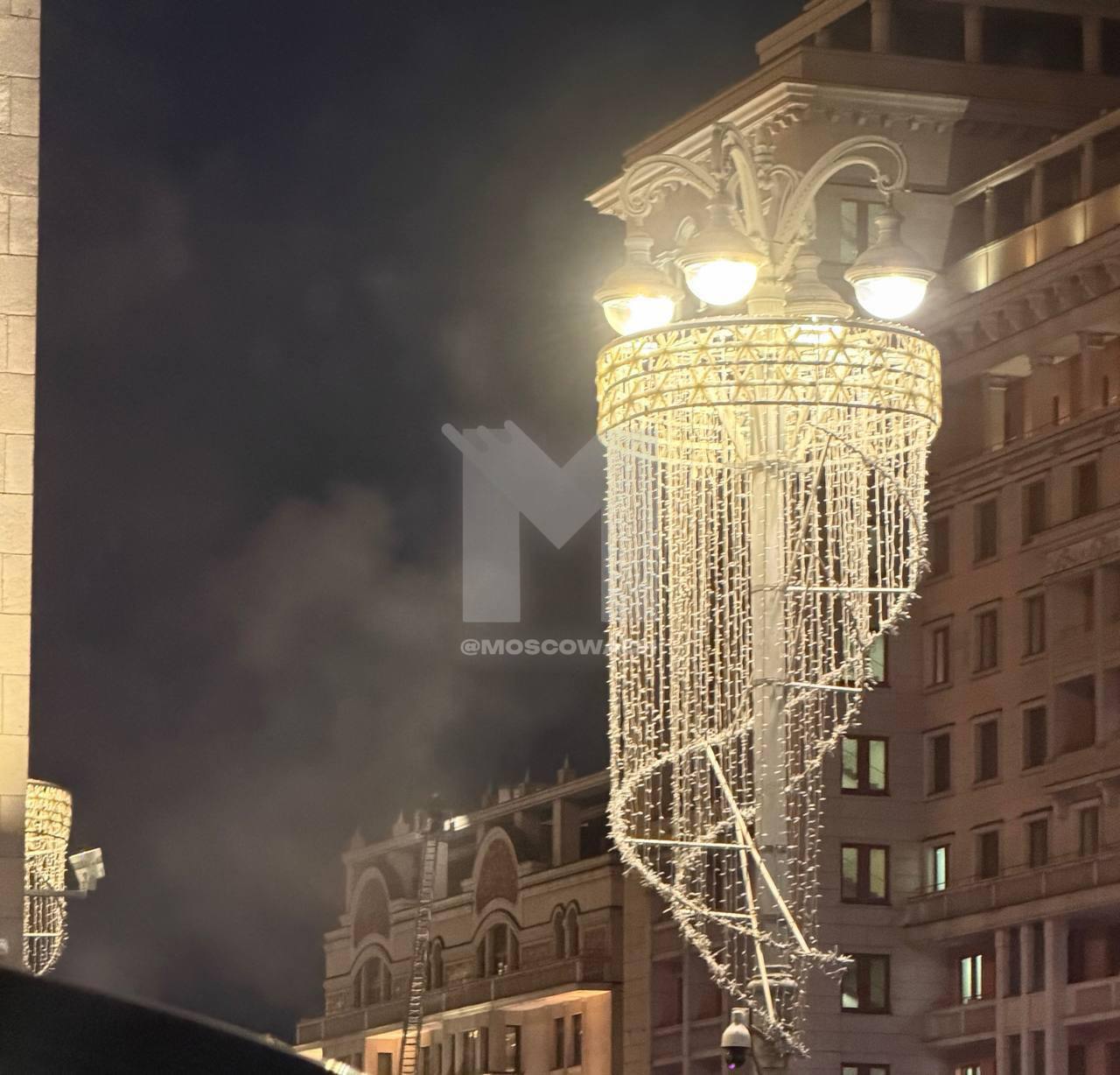 Пожар у Four Seasons в Москве: чёрный дым и эвакуация