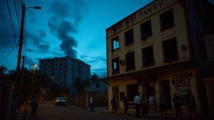 Протесты на Кубе: поджог здания Компартии из-за отключений