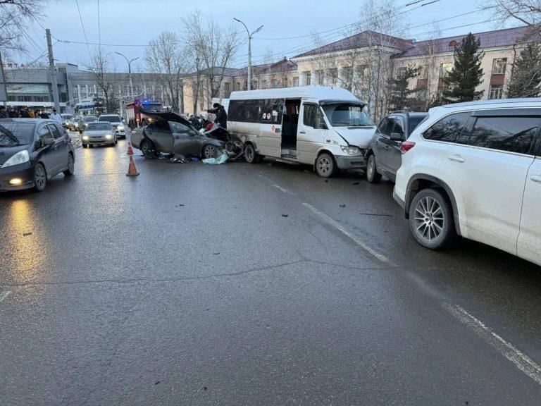 Шесть машин столкнулись в Иркутске: подробности масштабной аварии