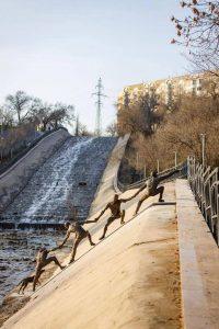 Спасение собаки в Алматы: трогательная история в арт-объекте