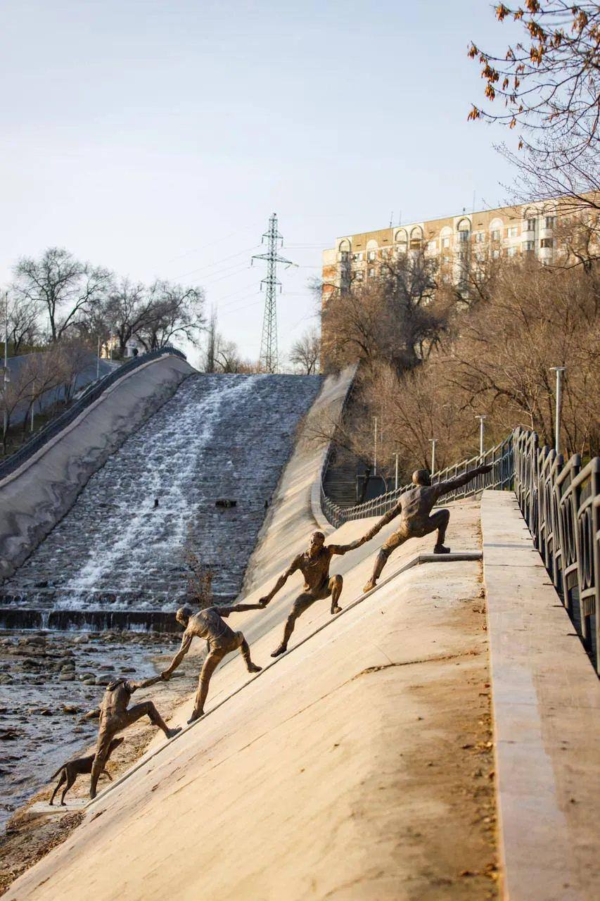 Спасение собаки в Алматы: трогательная история в арт-объекте
