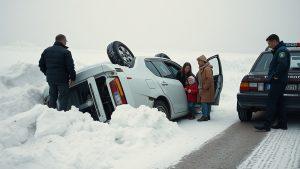 Toyota Platz снесло ураганом на трассе Сибирь