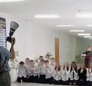 Учительница ОБЖ устроила фотосессию с автоматом: скандал в школе