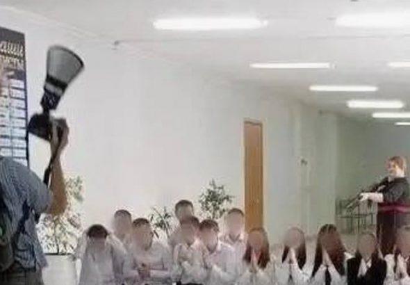 Учительница ОБЖ устроила фотосессию с автоматом: скандал в школе