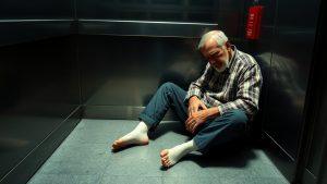 Ужас в лифте ЖК «Легенда»: мужчина едва не лишился ног