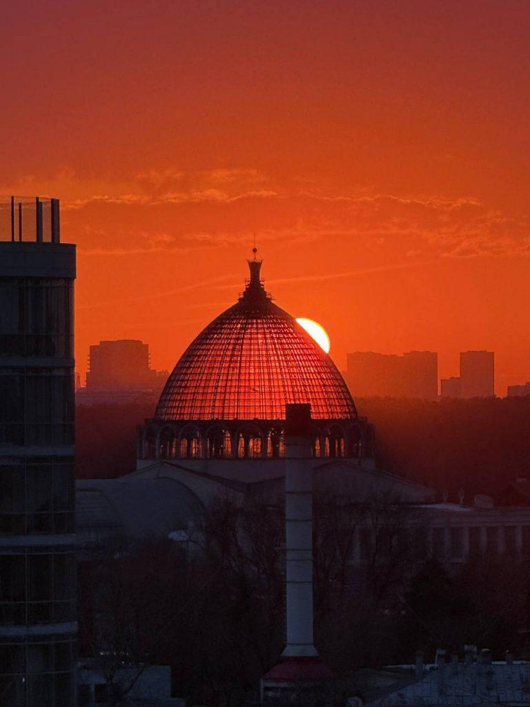 Закат над ВДНХ: Москва в восторге от невероятного зрелища