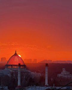 Закат над ВДНХ: Москва в восторге от невероятного зрелища
