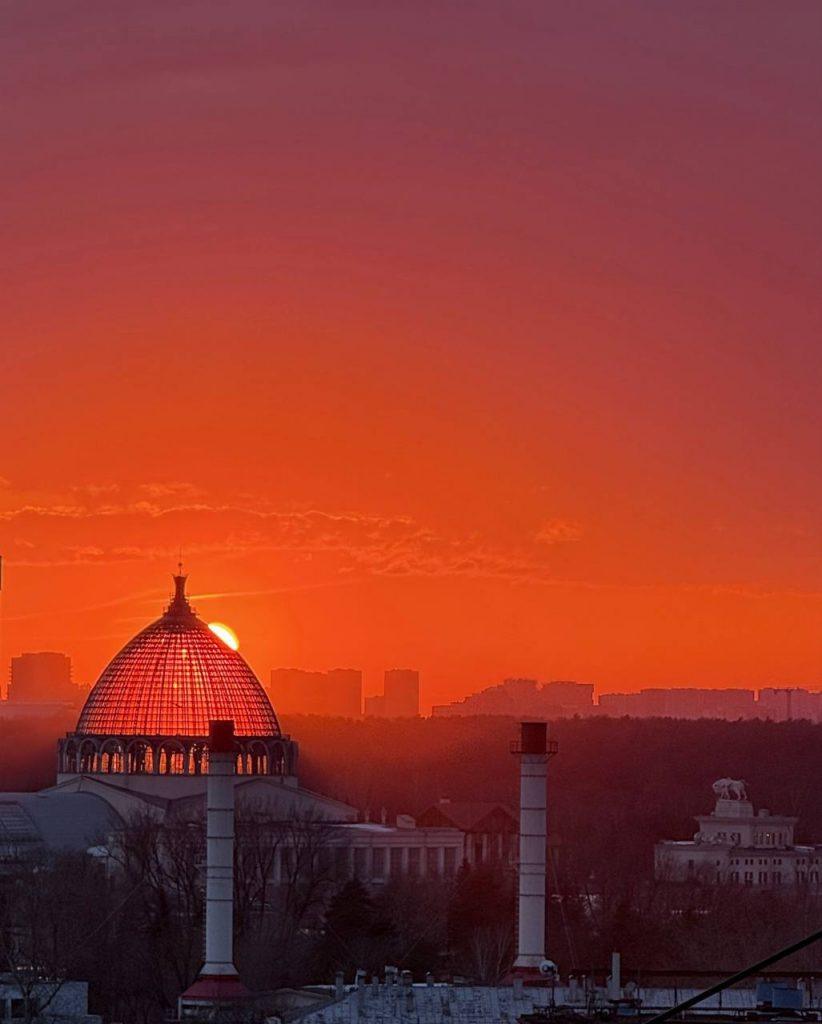 Закат над ВДНХ: Москва в восторге от невероятного зрелища