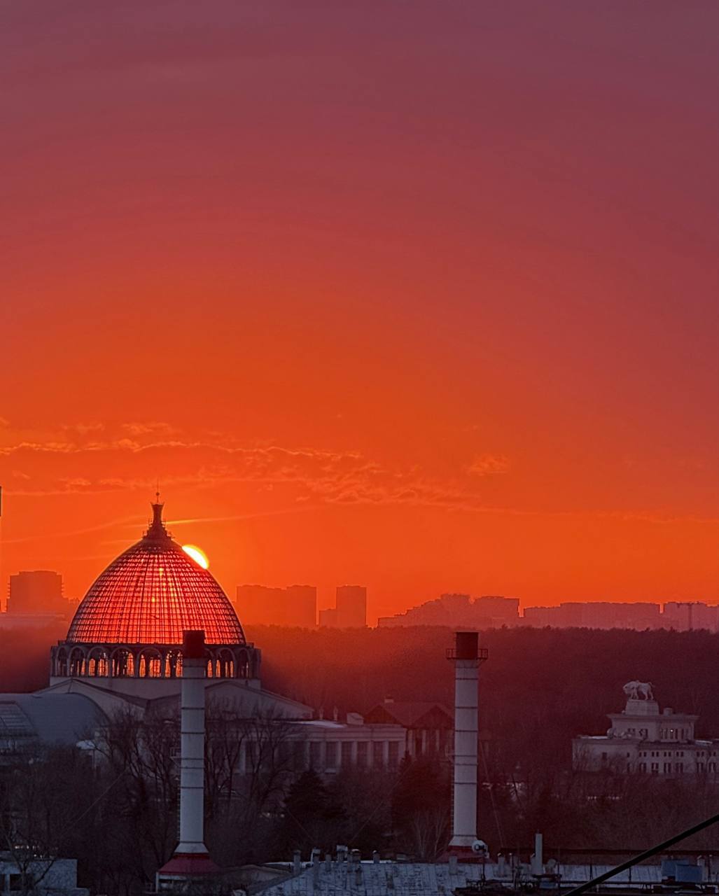 Закат над ВДНХ: Москва в восторге от невероятного зрелища