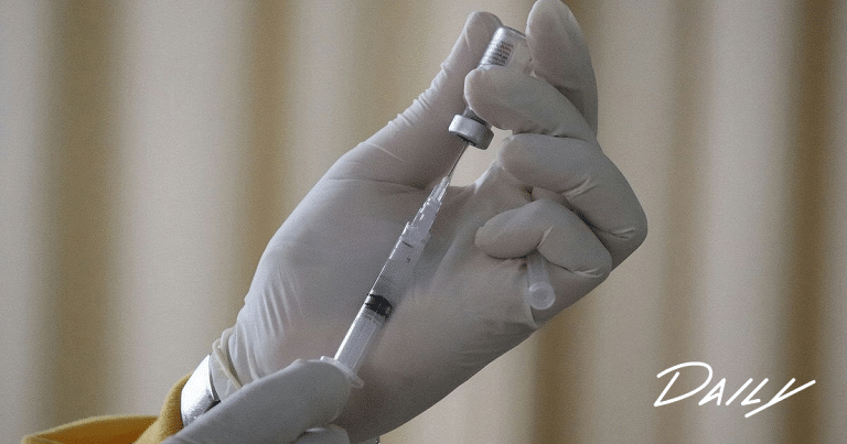 Девочек 12-13 лет начнут массово прививать от ВПЧ в России 💉🛡️ — вакцинация от впч