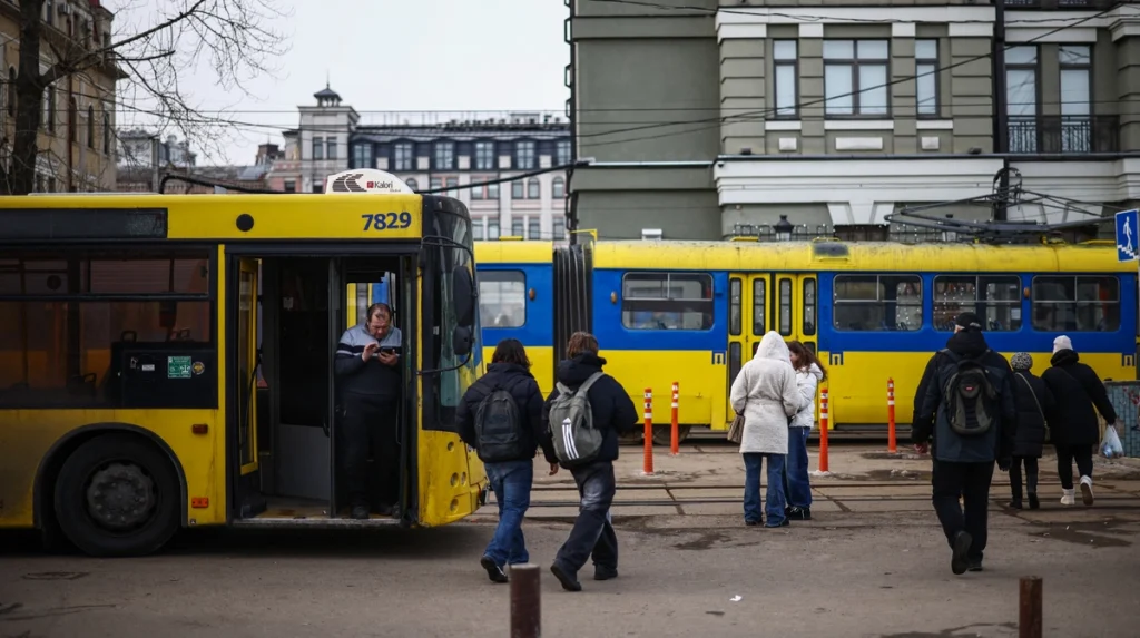 В Киеве остановили движение трамваев и троллейбусов после обстрела ⚡️🛑 — транспорт киев атака