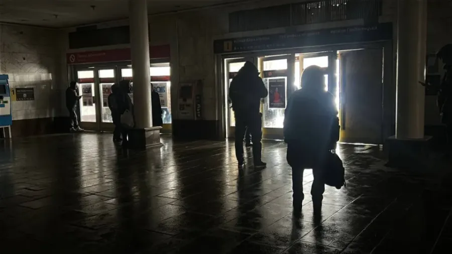 Удары по объектам парализовали Киев: сбои метро и воды 🚇⚡ — отключение света в киеве сегодня