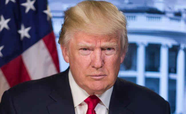 Трамп высмеял своих сторонников прямо со сцены митинга 🎤⚡ — трамп можно нести полную чушь а вы все равно аплодируете