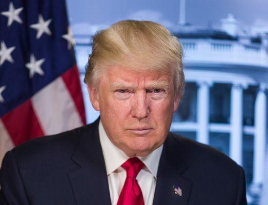 Трамп высмеял своих сторонников прямо со сцены митинга 🎤⚡ — трамп можно нести полную чушь а вы все равно аплодируете