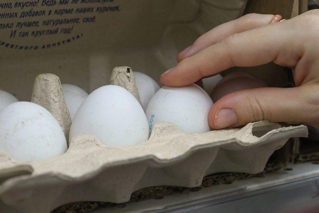 Свинина, яйца и масло резко упали в цене на полках 🥩📉 — какие продукты подешевели в россии