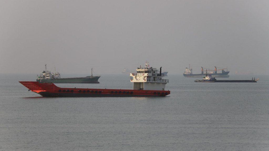 Взрыв на танкере в Ормузском проливе: что известно сейчас 🚢🔥 — танкер в омане