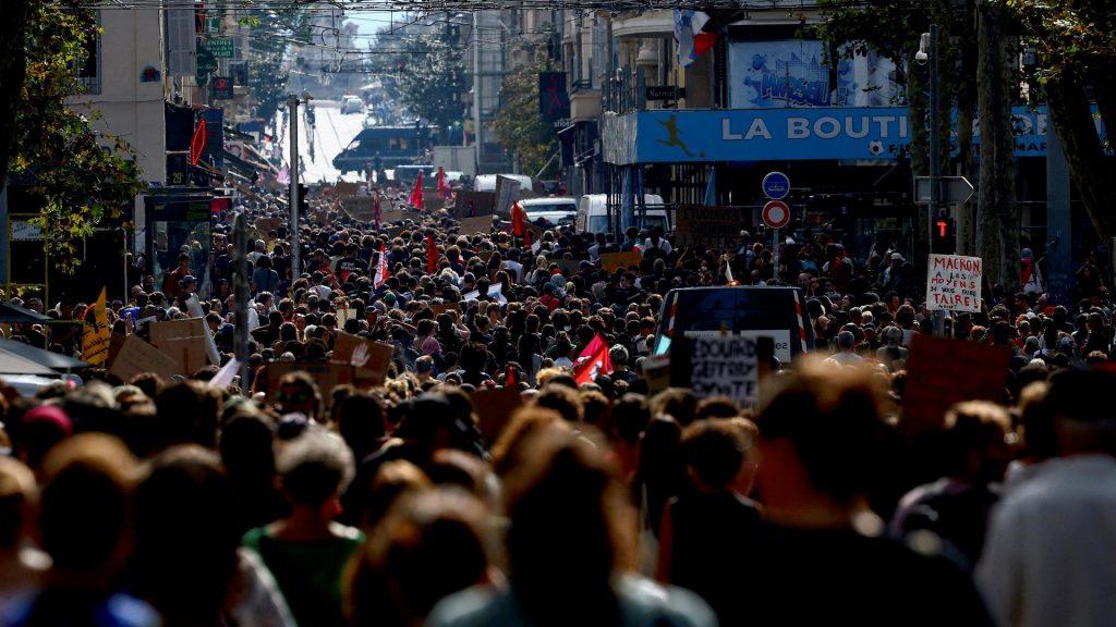 Слезоточивый газ против школьников: Париж в огне 🇫🇷⚡ — протесты старшеклассников в париже слезоточивый газ