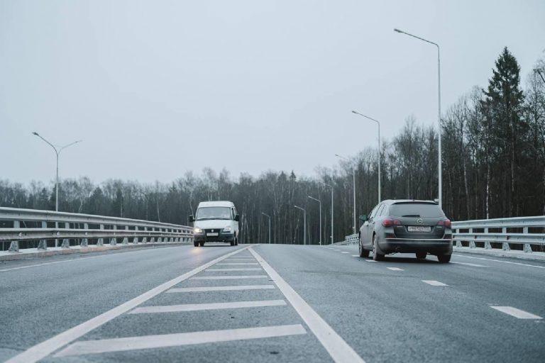 Подмосковье готовит шипы: пора менять резину 🛞❄️ — когда менять резину на зимнюю в москве и подмосковье
