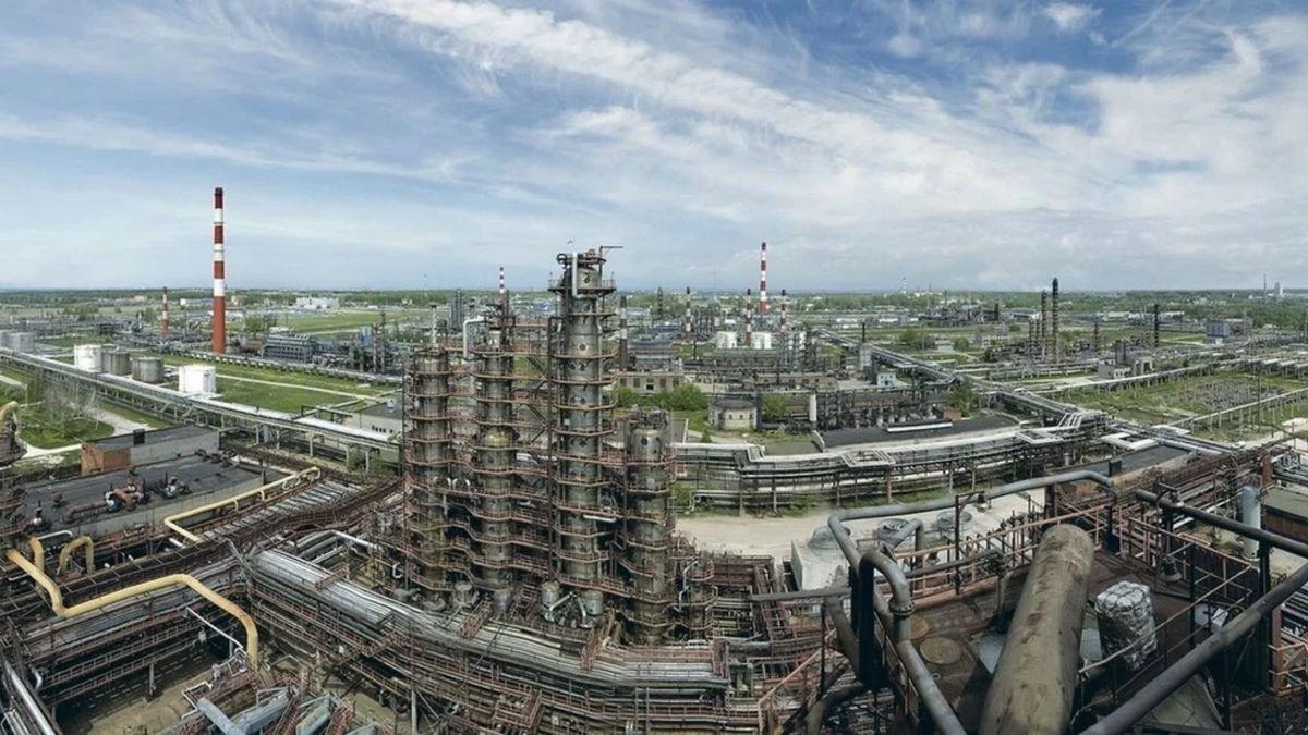 Рязанский НПЗ: атака беспилотников остановила установку АТ-6 🏭⚡ — рязанский нпз атака беспилотников