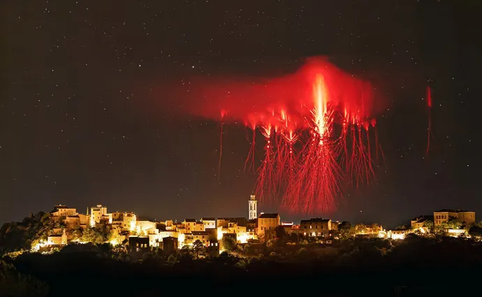 Красные спрайты в небе над Францией: фотографы поймали молнии ⚡️🌌 — красные спрайты над французским небом