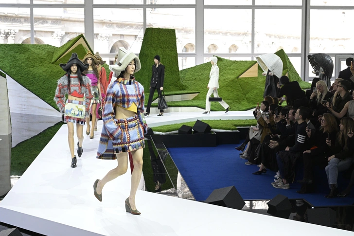 Зендея Louis Vuitton Париж: триумф стиля в Лувре 👗✨ — показ louis vuitton в лувре