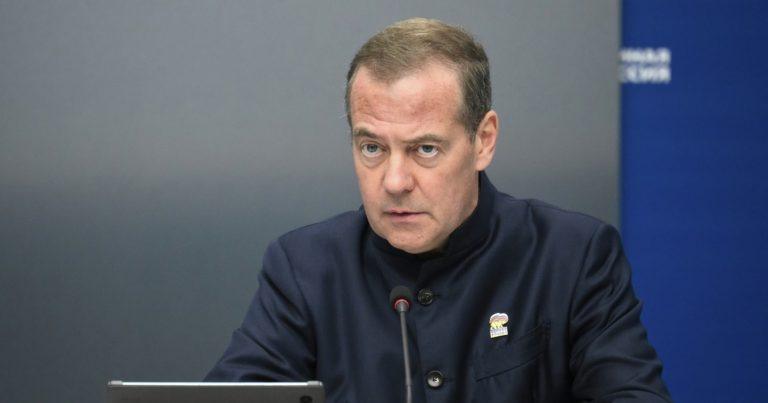 Медведев ответил на выпад Мерца из-за визита Шрёдера 🏛️⚡ — медведев о мерце и шредере