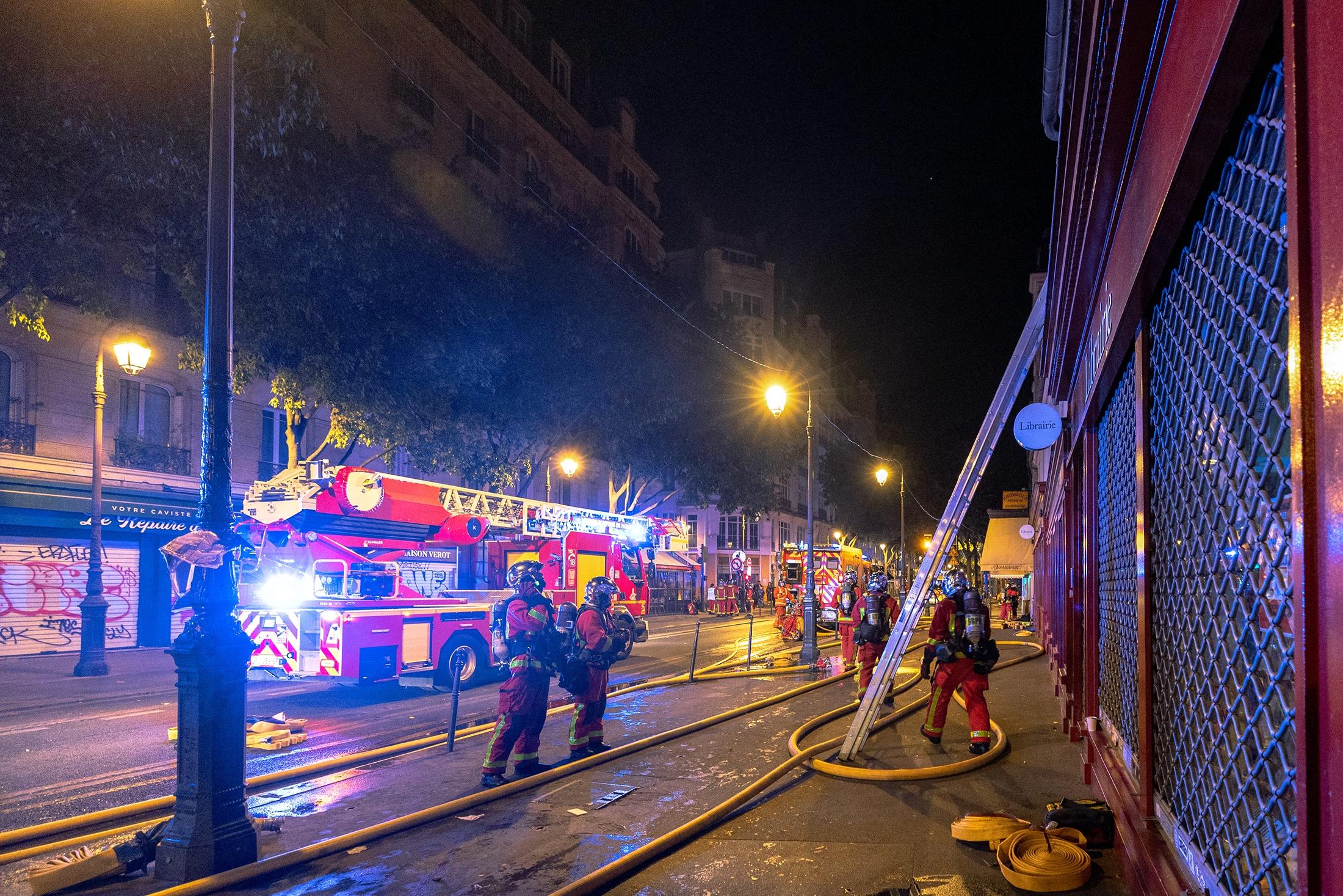 Рынок Анфан-Руж полностью уничтожен огнём в центре Парижа 🇫🇷🔥 — в париже сгорел рынок анфан руж