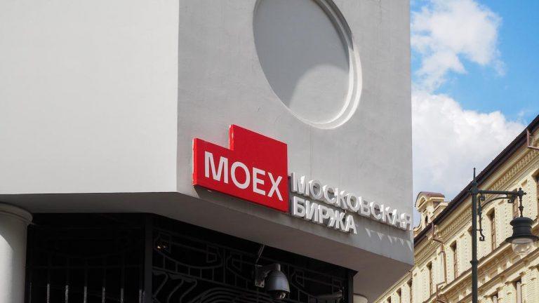Мосбиржа взорвала выходные: рекордные 92,8 млрд рублей 📈🔥 — объем торгов на мосбирже выходные 10-11 октября