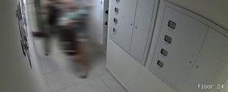 В Новосибирске женщину с сыном жестко избили в подъезде 🚨 — новосибирске женщину сыном
