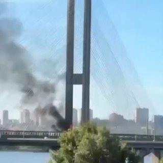 Беспилотники атаковали Южный мост в Киеве 🚁💥 — удар по южному мосту киев