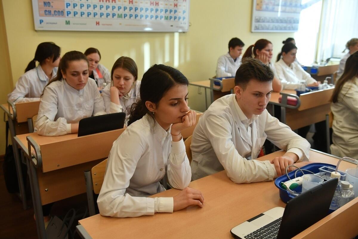 Минпросвещения меняет старшую школу: стандарт с акцентом на ИИ 🤖⚡ — новый образовательный стандарт 2027