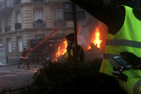 Беспорядки во Франции охватили страну: 500 тысяч вышли на улицы 💥🇫🇷 — протесты во франции