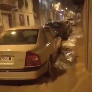 Смертоносный шторм накрыл Испанию: жертвы и поиски 🌊⚡ — наводнение в испании сегодня