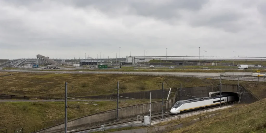 Автобус протаранил поезд у Евротоннеля: 19 раненых 🚨🚆 — автобус столкнулся с поездом во франции