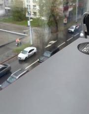 Курьер на электробайке с ноги вырубил пешехода в Перми ⚡🚲 — пермский доставщик пнул прохожего видео