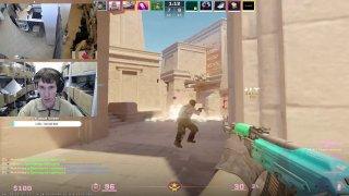 Стример тащит клатчи в CS2 прямо на смене в Ozon 🎮📦 — парень играет в кс в пункте выдачи озон