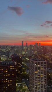 Закат в Москве сегодня окрасил небо и взорвал соцсети 🌇🔥 — погода в москве