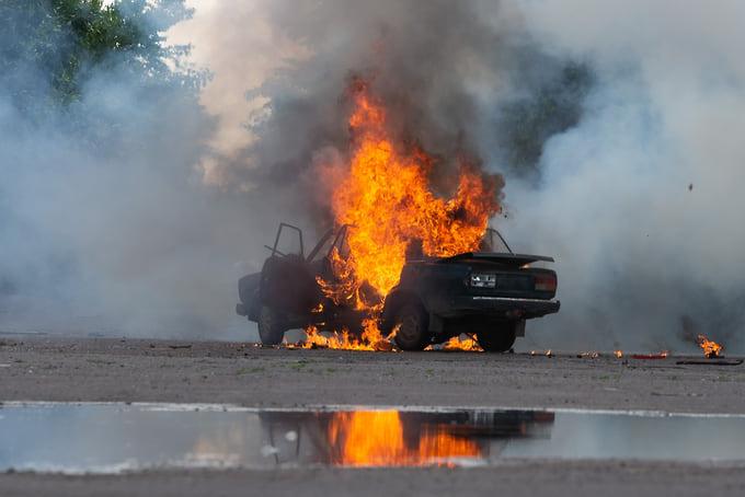 Взрыв автомобиля в Ульяновске: огонь уничтожил две машины 💥🚗 — чп ульяновск