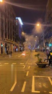 Ночные погромы в Барселоне: турист в шоке от испанских беспорядков 🔥🇪🇸 — погромы в барселоне сегодня
