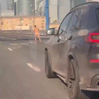 Водитель Audi разбил две иномарки и скрылся без одежды 🚘💥 — голый мужчина дтп