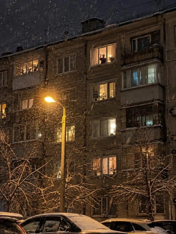 Бабушка 15 минут провожала внука взглядом из окна 👵❤️ — бабушка провожает внука из окна история