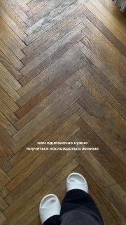 Собачка-гедонистка покорила москвичей релаксом на балконе 🐶🏙️ — собачка гедонистка которая