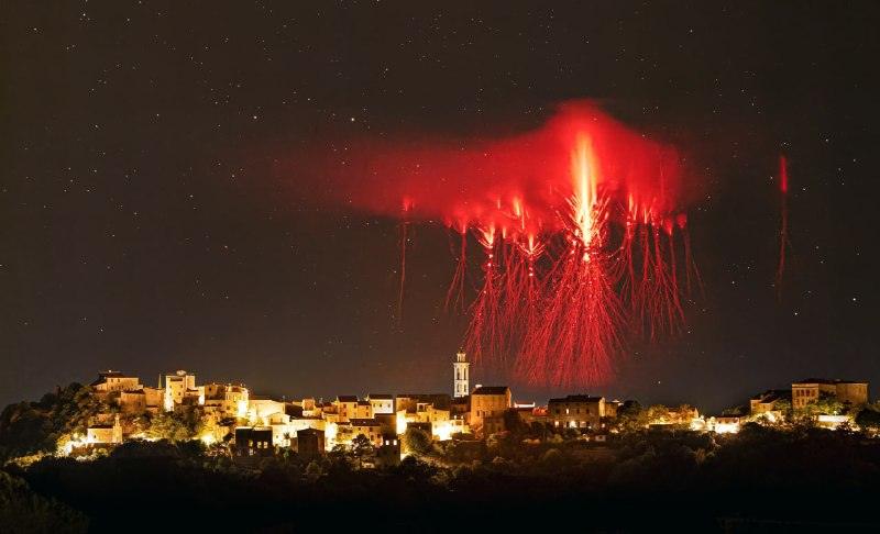 Красные спрайты над Корсикой: раскрыты масштабы гигантских молний ⚡️🌌 — молнии над облаками