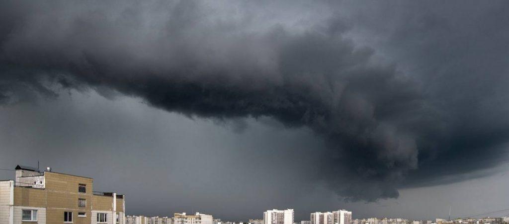 Москва встречает шторм: синоптики объявили тревогу 🌪️⚡ — москва шторм сегодня синоптики предупреждение