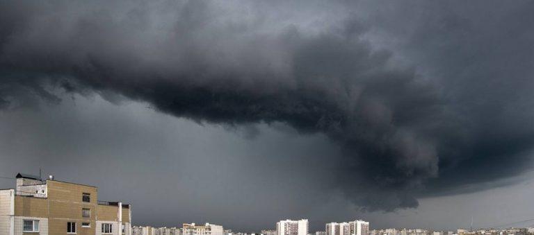 Москва встречает шторм: синоптики объявили тревогу 🌪️⚡ — москва шторм сегодня синоптики предупреждение